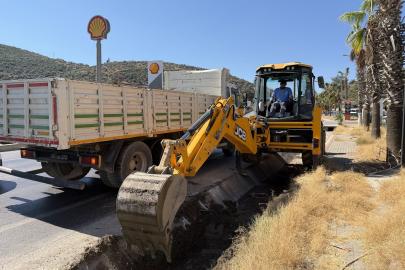 Kuşadası’nda su kanallarının bakım ve temizlik çalışması devam ediyor