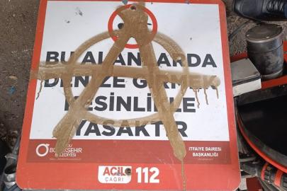 Magandalar can simitlerini çaldı, uyarı levhalarına zarar verdi