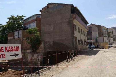 Malatya’da kazı sırasında temelinde göçük meydana gelen apartman boşaltıldı