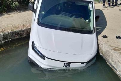 Manavgat’ta hafif ticari araç sulama kanalına düştü