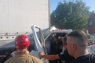 Manisa’da kamyonet tıra çarptı: 1’i ağır 2 yaralı
