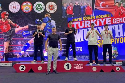Manisalı muaythaiciler Türkiye kürsüsüne çıktı