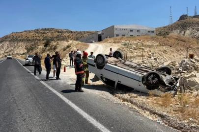 Mardin’de otomobil takla attı: 2 yaralı