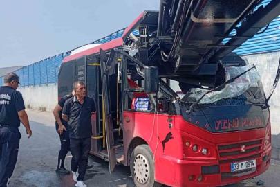 Mersin’de minibüs ile vinç çarpıştı: 1 yaralı