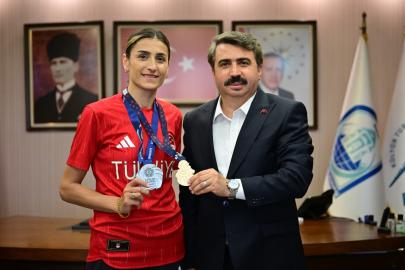 Milli tekvandocu Hatice Kübra İlgün, madalya sevincini yıldırım belediye başkanı oktay yılmaz’la paylaştı