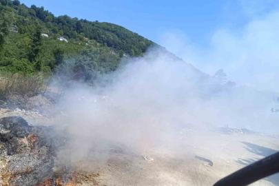 Mollabey yolunda çöplük yangını paniğe neden oldu
