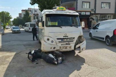 Motosiklet ile şehir içi minibüs çarpıştı: 1 yaralı