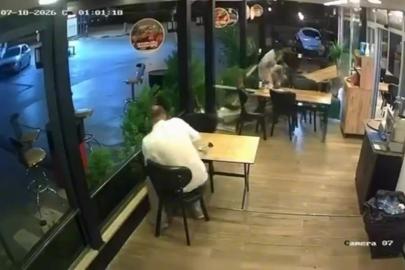 Motosiklet lokantada oturan müşteriye çarptı