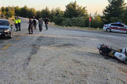Motosiklet otomobile çarptı: 2 yaralı