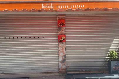 Mühürlü boş dükkandan yayılan kötü koku ekipleri harekete geçirdi