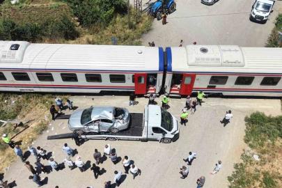 Muş’ta tren otomobile çarptı: 3 yaralı