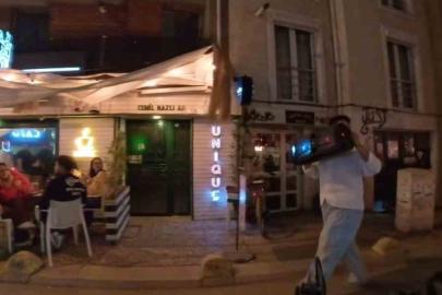 Müzik çaları kulağına dayayarak son ses ile sokakta yürüyen kişi tepki çekti
