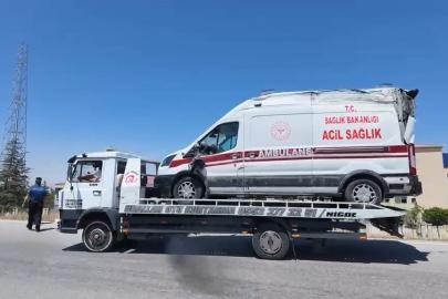 Niğde’de ambulans ile otomobil çarpıştı: 3’ü sağlık çalışanı 5 yaralı