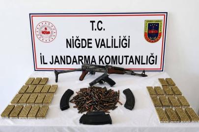 Niğde’de bir evde yapılan aramada AK-47 kalaşnikof tüfek ve ruhsatsız tabanca ele geçirildi