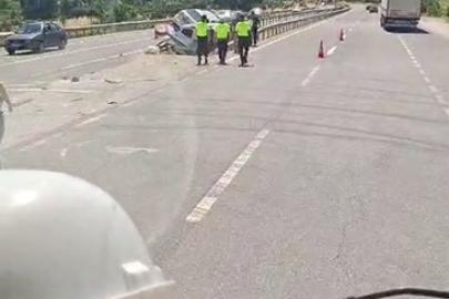 Orta refüje saplanan iki araç bariyerlerin arasında sıkıştı