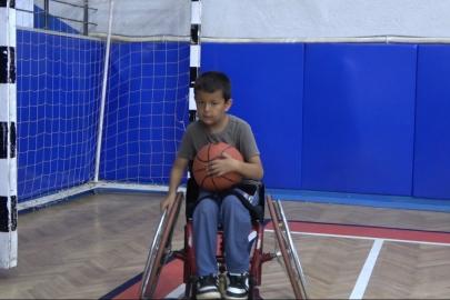 Osmaniye’de tecrübeli basketbolcular, geleceğin yıldızlarına yol gösteriyor