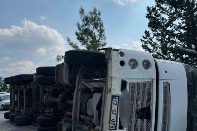 Osmaniye’de un yüklü tır devrildi: 1 yaralı