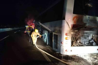 Otobüs seyir halinde alev aldı.