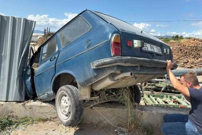 Otomobil fabrika sahasına uçtu: 1 yaralı