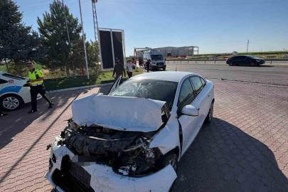 Otomobil kamyona arkadan çarptı: Aynı aileden 5 kişi yaralandı