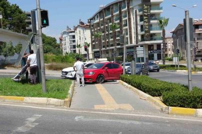 Otomobil yaya geçidine çıktı, 2 kişi yaralandı