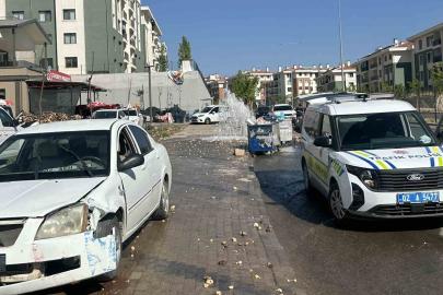 Otomobil yer üstü yangın hidrantını devirip geçti
