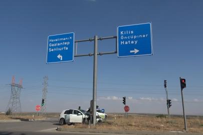 Otomobil yön tabelasına çarptı: 2 yaralı