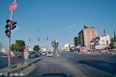 Otomobile çarpan motosiklet sürücüsünün kaskı fırladı, havada takla atıp yere savruldu