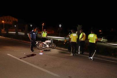 Otomobile çarpan motosikletin sürücüsü ağır yaralandı: Kaza kameraya yansıdı