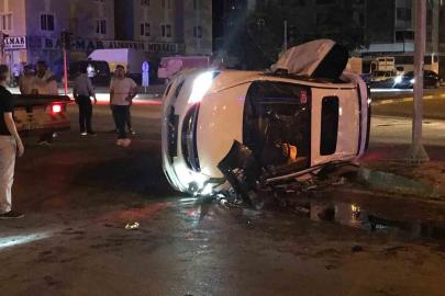 Otomobiller kavşakta çarpıştı: 2 yaralı