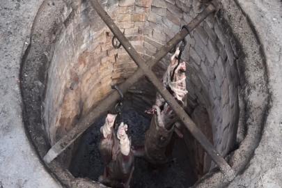 Özel kuyularda 2,5 saatte pişiriliyor sadece süt kuzusu kullanılıyor
