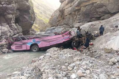 Pakistan’da yolcu otobüsü dev çukura uçtu: 40 ölü