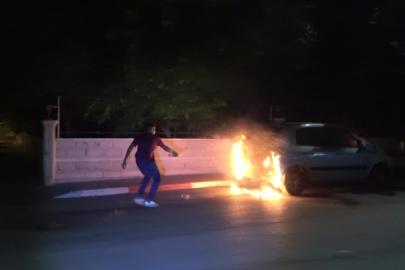 Park halindeki araç alev alev yandı, vatandaşlar su şişesi ile söndürmeye çalıştı