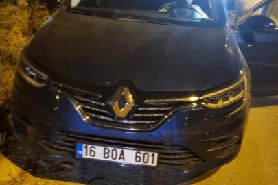 Park halindeki araca çarpan otomobildeki 2 kişi yaralandı