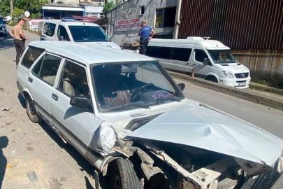 Park halindeki iki araç kaza yaptı: Pat Pat iş yerine düştü