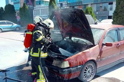 Park halindeki otomobilde çıkan yangını itfaiye söndürdü