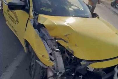 Patnos’ta hafif ticari taksi ile ot yüklü traktör çarpıştı: 3 yaralı