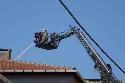 Pendik’te çatı katında çıkan yangın paniğe neden oldu: 1 hafif yaralı