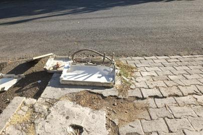 Pide fırınının önündeki elektrik kabloları tehlike saçıyor