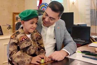 Polis helikopterine bayrak sallayan çocuğa bisiklet hediye edildi