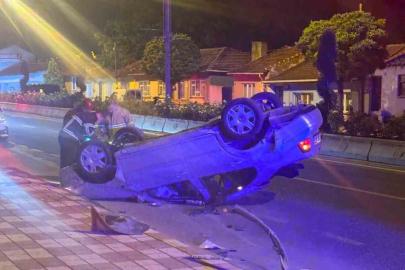 Refüje çarpan otomobil ters döndü: 2 yaralı
