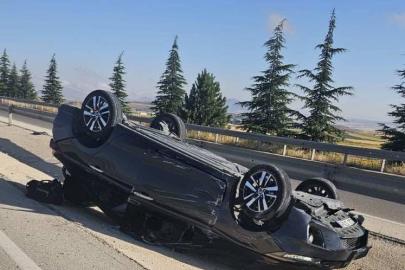 Refüje devrilen otomobilde beşi çocuk 8 kişi yaralandı