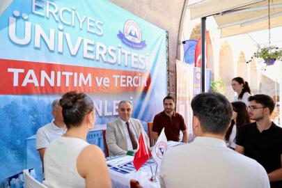 Rektör Prof. Dr. Fatih Altun, tercih danışmanlığı standında öğrenciler ile buluştu