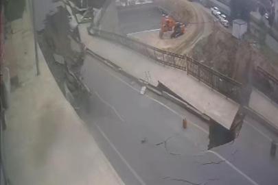 Rize’de yolun çökme anı güvenlik kamerasına yansıdı