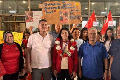 Şampiyon güreşçi memleketinde davul zurnayla karşılandı