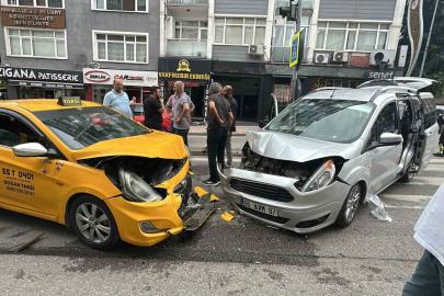 Samsun’da hafif ticari araç ile ticari taksi kafa kafaya çarpıştı: 2 yaralı