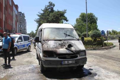 Samsun’da seyir halindeki minibüs yandı