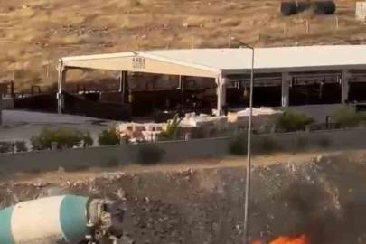 Şanlıurfa’da yanan otomobil beton mikseriyle söndürüldü
