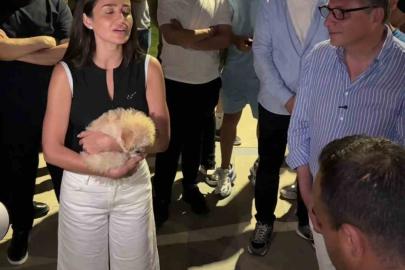Şarkıcı Elif Buse Doğan’ın darbukalı, ıslıklı mini konseri vatandaşların beğenisi topladı