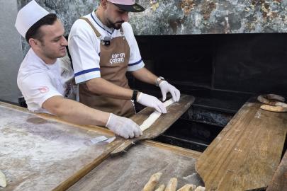 Sefo, Bafra’da tezgâh başına geçip kendi pidesini yaptı